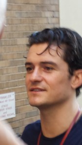 Orlando Bloom signing autographs